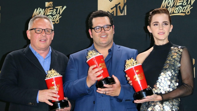 Bill Condon, Josh Gad, Emma Watson et leurs trophées lors de la cérémonie des MTV Movie Awards