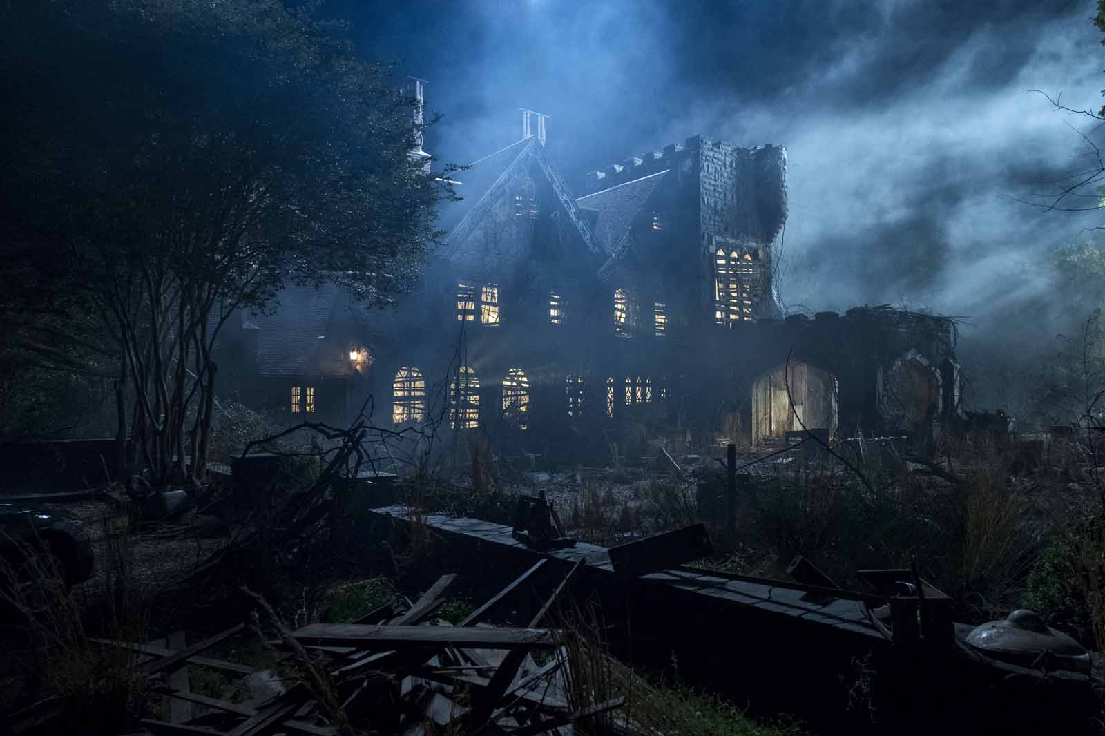 hill house de nuit OCTOBRRR - Critique "The Haunting of the Hill House" Mi-Saison 1 (Netflix) : Halloween en douceur!