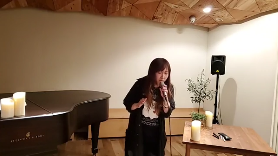 KOKIA chante