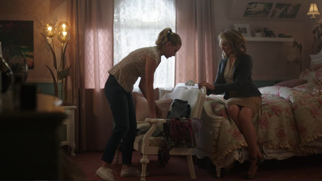  Riverdale S1E1. Betty (Lili Reinhart) et sa mère (Mädchen Amick). Les couleurs chaudes du plans transcrivent une ambiance calme et rassurante. 