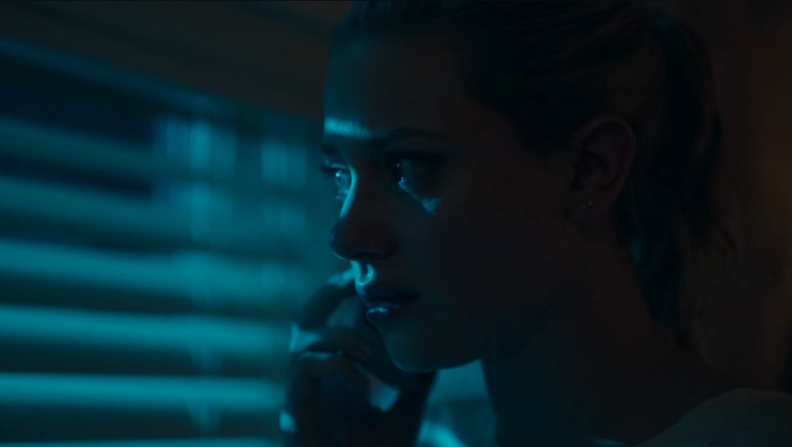 Riverdale S2E5. Betty Cooper dans sa chambre au téléphone. Les couleurs froides du plan transcrivent la peur et le stress de la scène. 