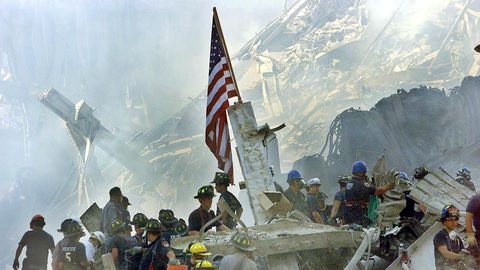 un drapeau americain au milieu des secouristes et des decombres du world trade center le 13 septembre 2001 5168271 Le Punisher : un justicier forgé par la guerre