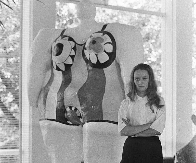 800px Nikki de St. Phalle in Stedelijk Museum . Nikki bij haar kunstwerken Bestanddeelnr 920 6241 e1615139210290 Les femmes qui inspirent chaque jour la rédaction de Just Focus