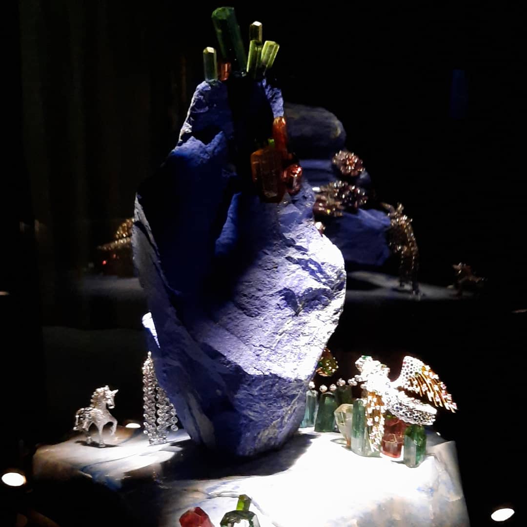 Pierres précieuses au Muséum d'histoire naturelle de Paris : des minéraux  aux bijoux, une fantastique aventure qui débute dans les entrailles de la  Terre