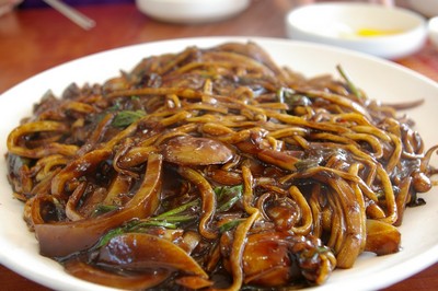 1200px Korean black bean noodle dish Jaengban Jajangmyeon 01