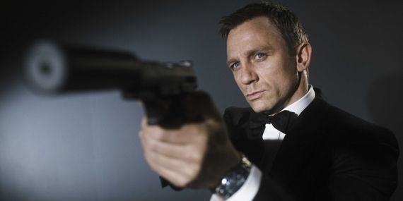 Daniel Craig incarnant James Bond