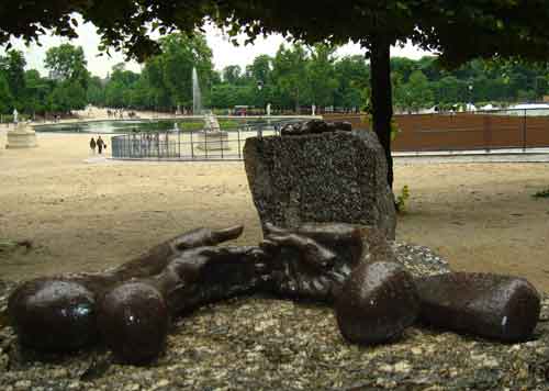 Louise Bourgeois, « The Welcoming Hands », ensemble de cinq sculptures de bronze, Jardin des Tuileries, Paris (1er arrondissement), 1996. 