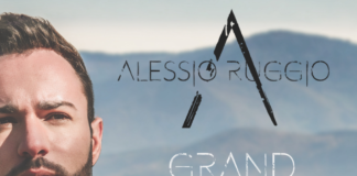 Alessio Ruggio au piano pour jouer son single Eight