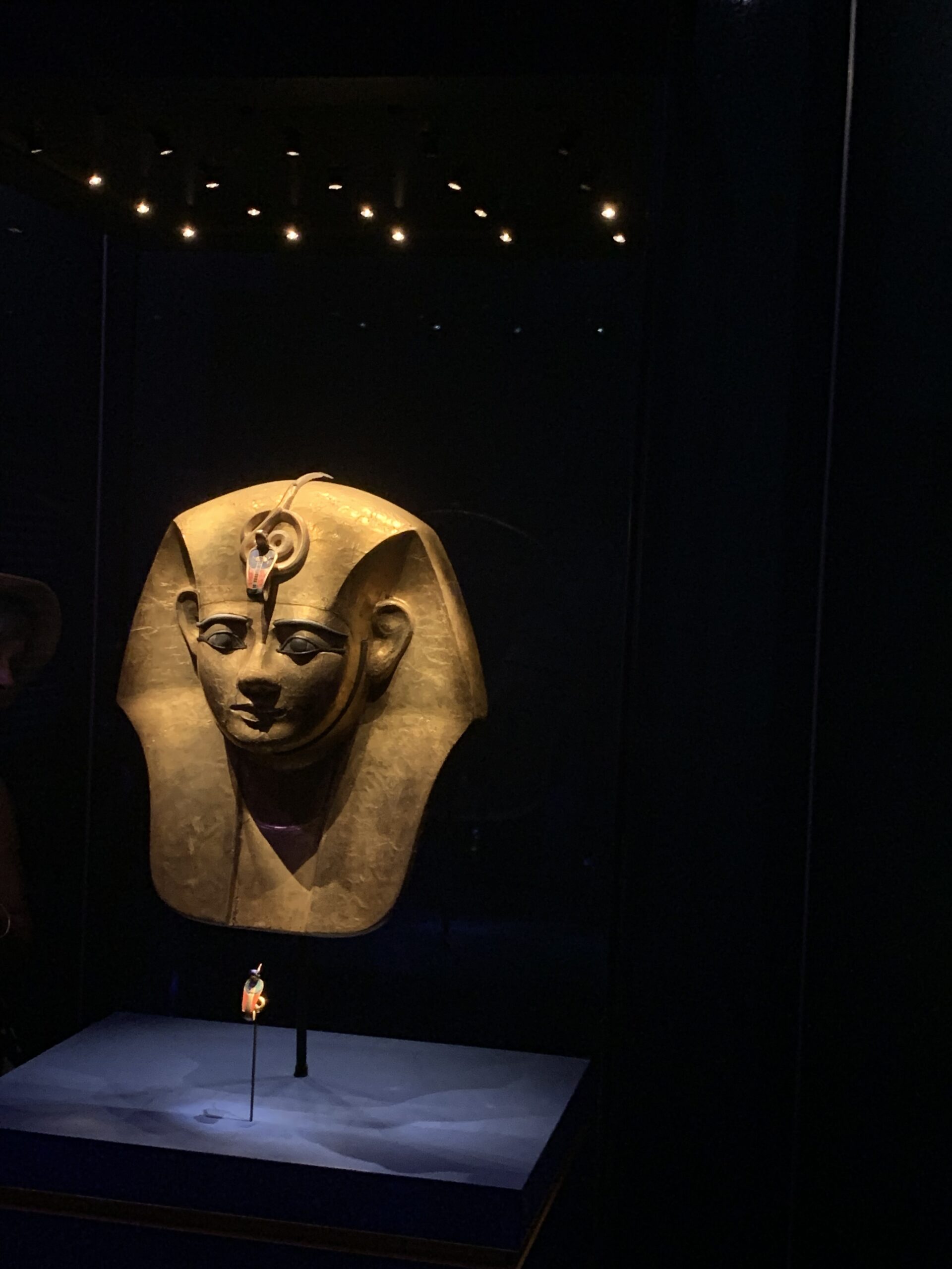 Masque en bois plaqué or du cercueil d’Aménémopé © World Heritage Exhibitions Troisième Période intermédiaire, XXIe dynastie